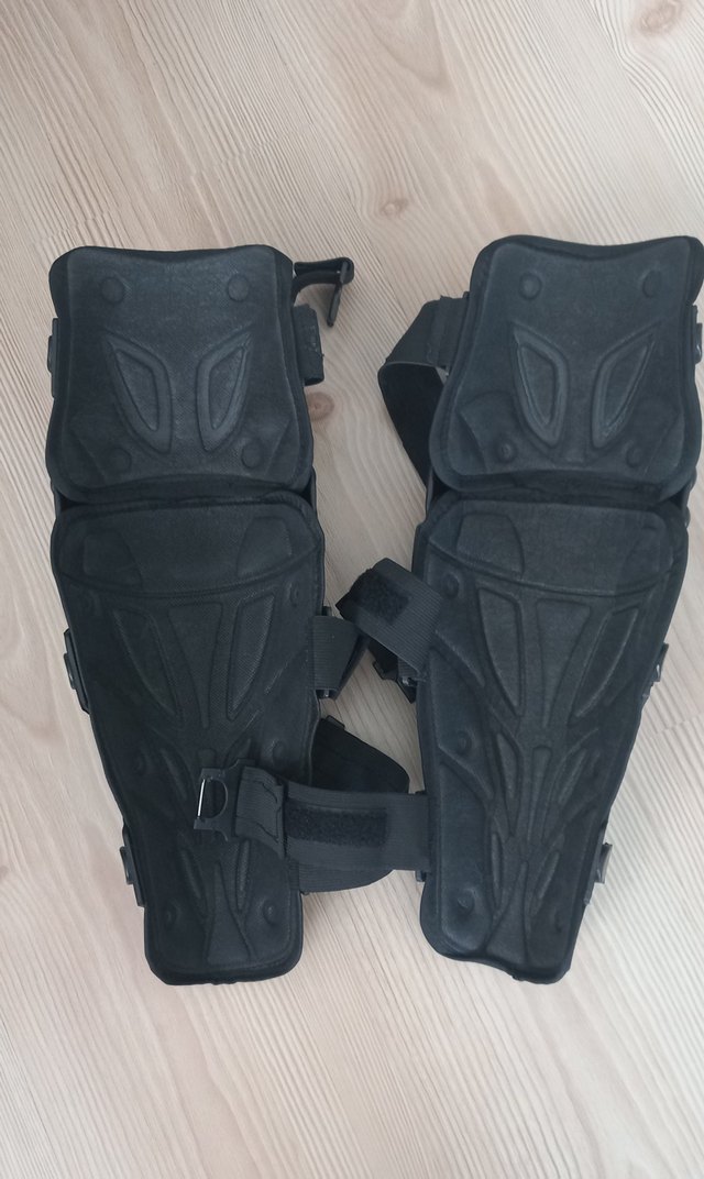 Yurt dışı sıfır Kırmızı Desenli Tokalı Motosiklet Dizliği - Görsel 4