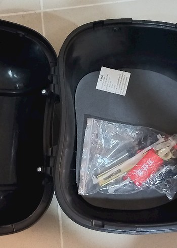 Yurt dışı sıfır Kilitli Siyah Motosiklet Kask Kutusu - Görsel 5