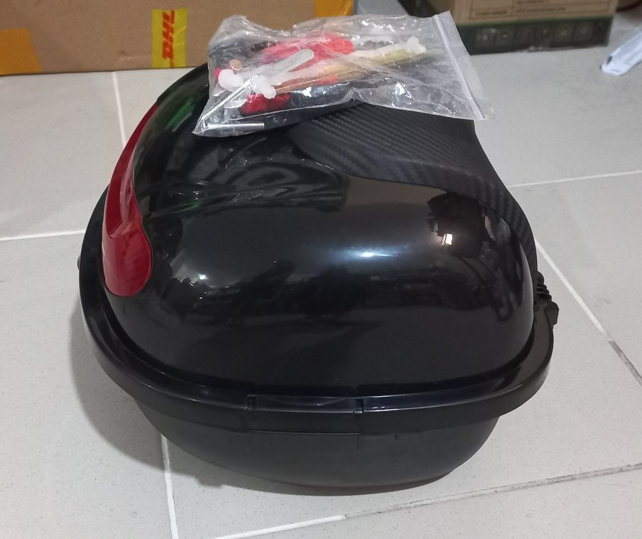 Yurt dışı sıfır Kilitli Siyah Motosiklet Kask Kutusu - Görsel 2