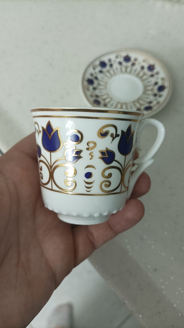 Beyaz ve Koyu Desenli Kahve Fincanı ve Tabağı - Görsel 2