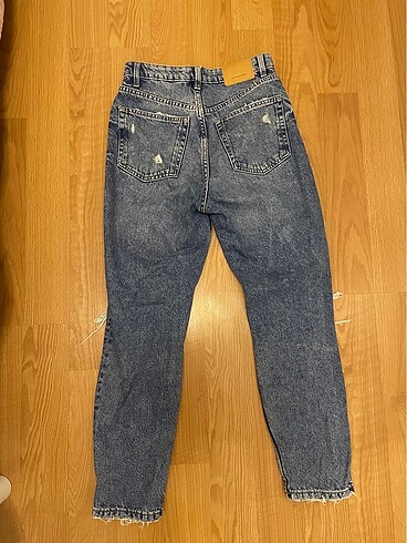 36 Beden Bershka Kadın Mom Jean Yırtık Kot