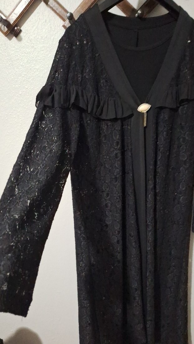 Uzun Siyah Gotik V Yaka Fırfırlı Elbise - Görsel 3