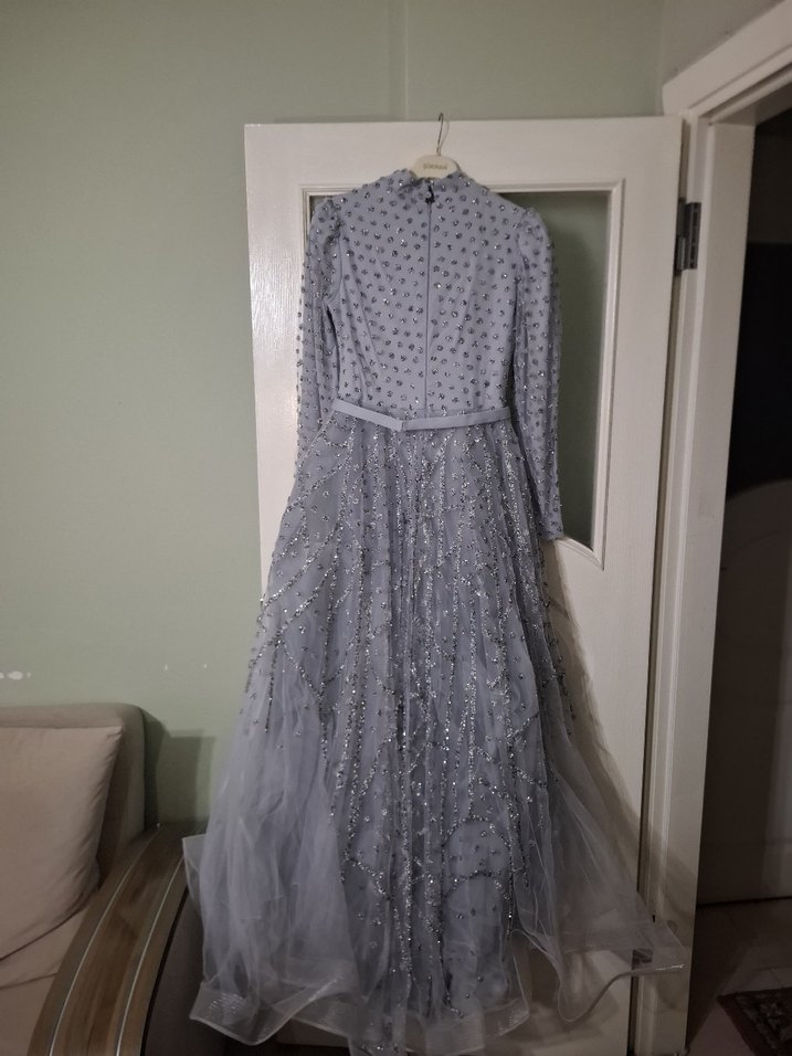 İnci İşlemeli Uzun Gri Abiye Elbise - Görsel 4