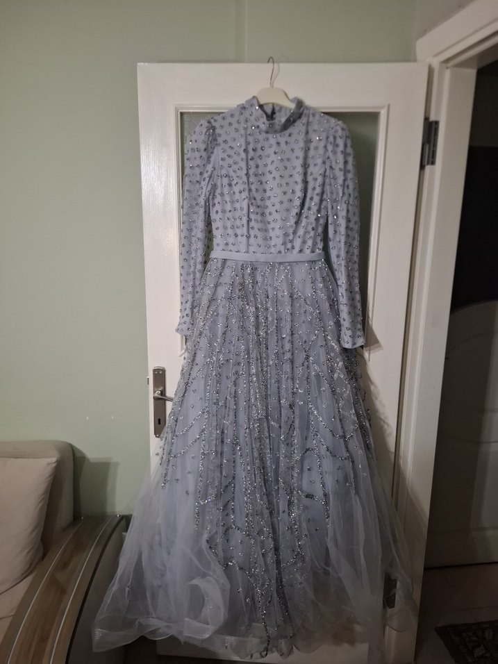 İnci İşlemeli Uzun Gri Abiye Elbise - Görsel 2