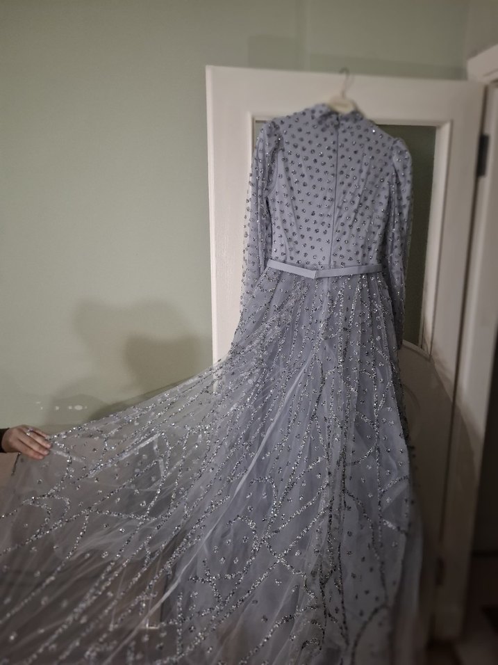 İnci İşlemeli Uzun Gri Abiye Elbise - Görsel 3