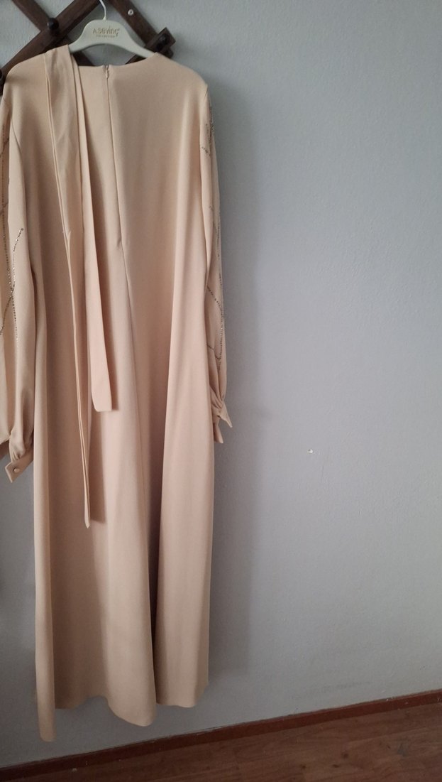 Boncuk İşlemeli Bej Uzun abiye elbise - Görsel 4