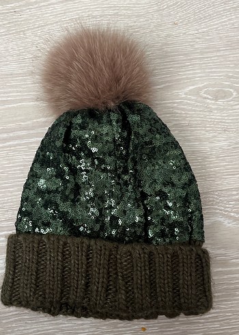 Koyu Yeşil Pul İşlemeli Kadın Bere - Görsel 2