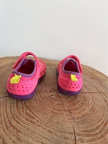 25 Beden Crocs ayakkabı