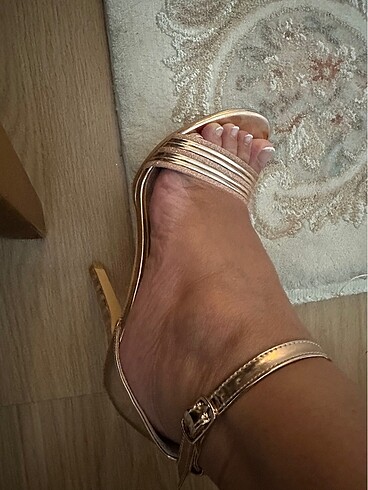 Gold topuklu şık ayakkabı
