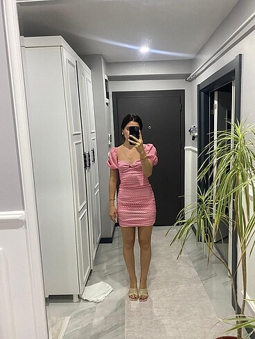 Pembe elbise
