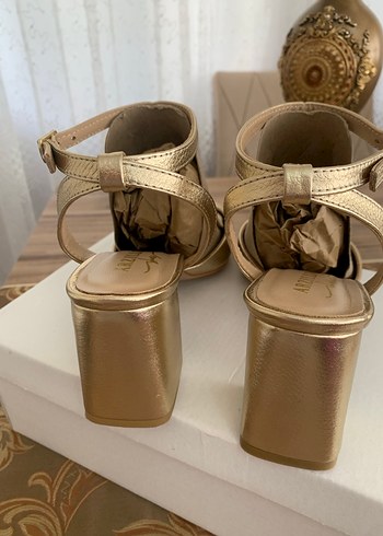 Arzillo
Kadin Hakiki Deri Gold Topuklu Ayakkabi - Görsel 15
