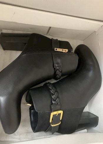 CATWALK Siyah Deri Tokalı Topuklu Kadın Bot - Görsel 2