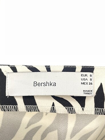 s Beden siyah Renk Bershka Mini Etek %70 İndirimli.
