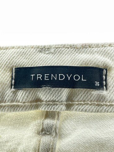 38 Beden beyaz Renk Trendyol & Milla Mini Şort %70 İndirimli.