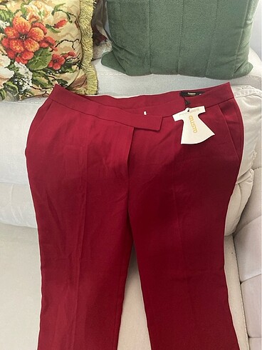 Kırmızı kumaş pantolon
