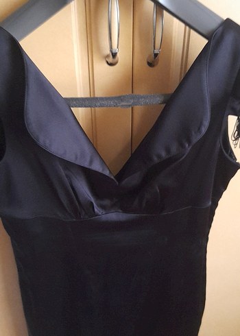 siyah v yaka dizalti saten elbise - Görsel 4