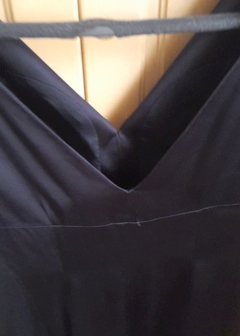 siyah v yaka dizalti saten elbise - Görsel 7