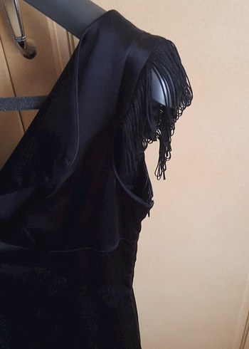 siyah v yaka dizalti saten elbise - Görsel 5