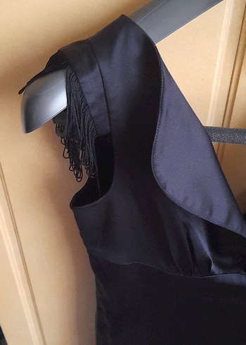 siyah v yaka dizalti saten elbise - Görsel 3