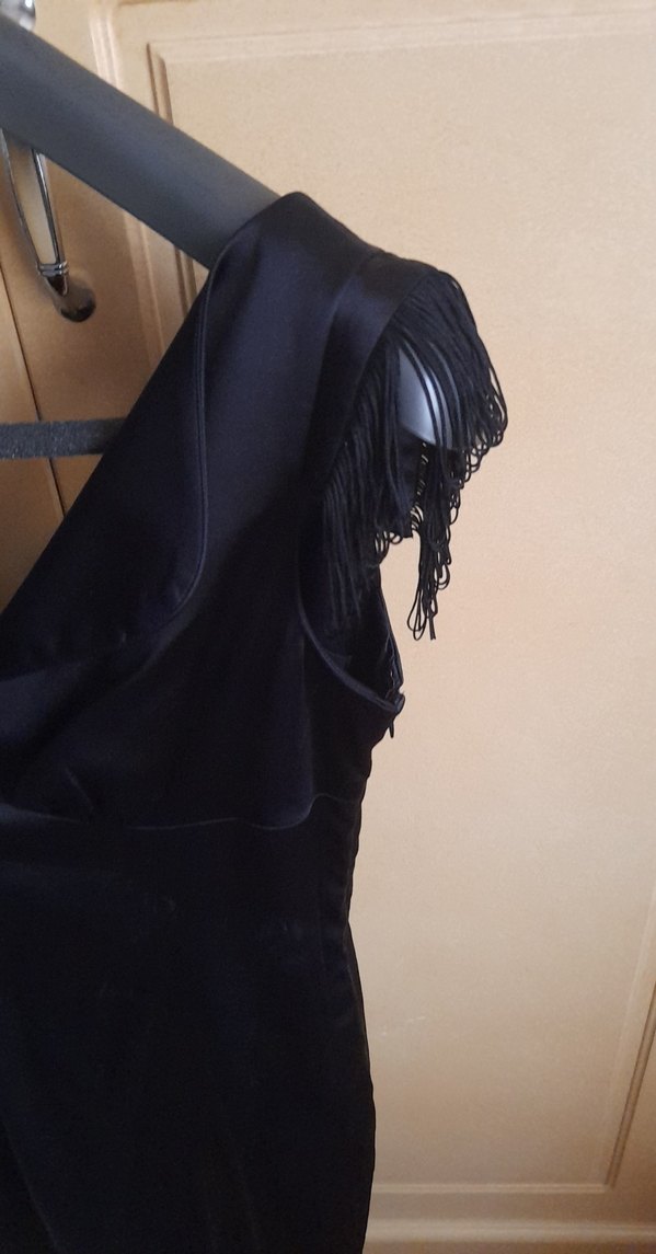 siyah v yaka dizalti saten elbise - Görsel 5