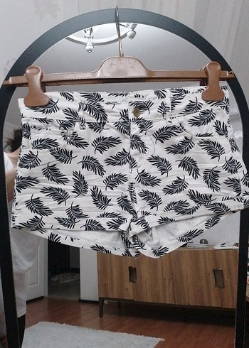 Düğmeli Zebra Desenli Beyaz Mini Şort