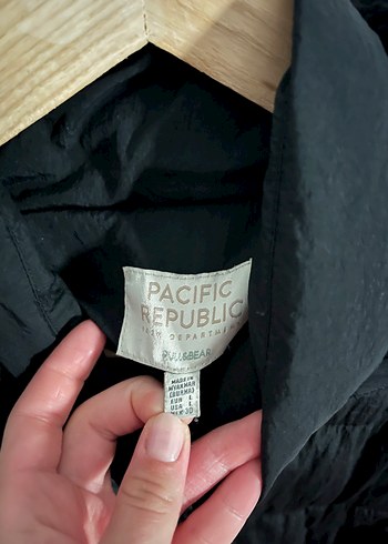 Pull and Bear Siyah Kapüşonlu Fermuarlı Kadın Yelek