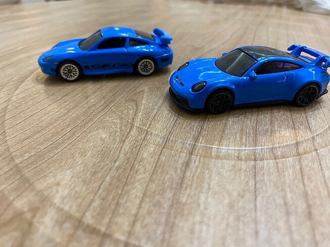 İki arabada Porsche serisindendir