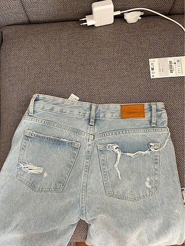xs Beden Bershka yırtık mom jean