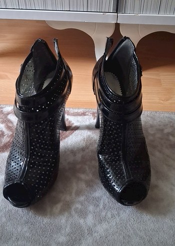 Tokalı Siyah Topuklu Gotik Ayakkabı - Görsel 2