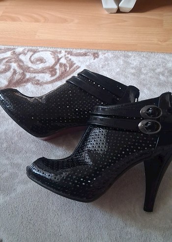 Tokalı Siyah Topuklu Gotik Ayakkabı - Görsel 6