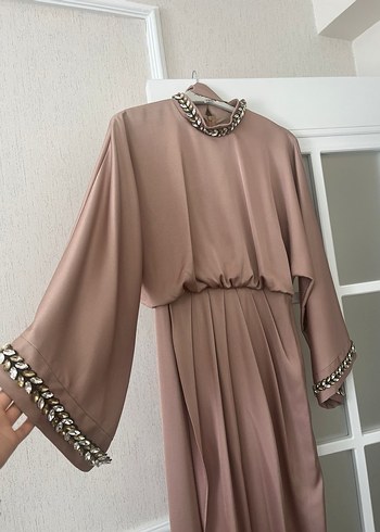 Zincir Detaylı Bej Uzun Abiye Elbise - Görsel 2