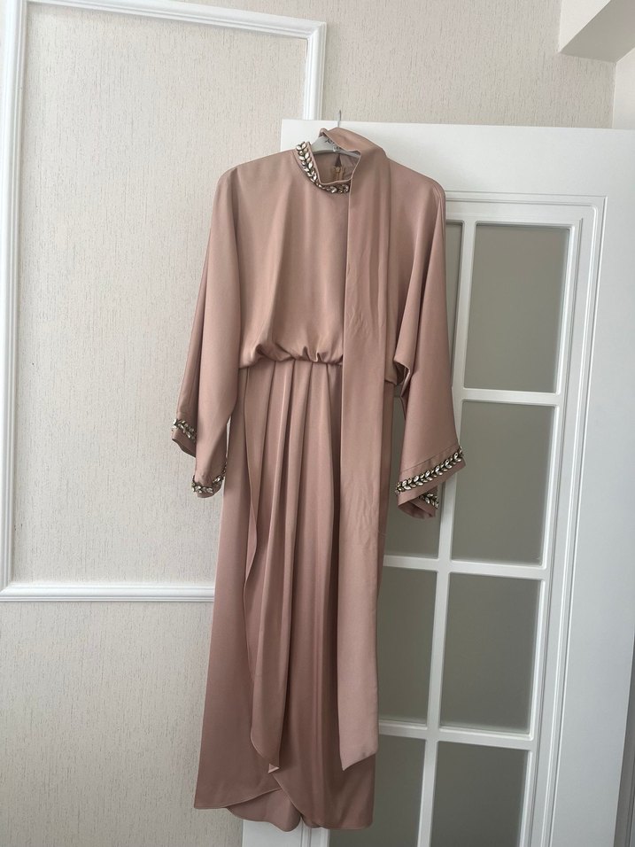 Zincir Detaylı Bej Uzun Abiye Elbise - Görsel 3