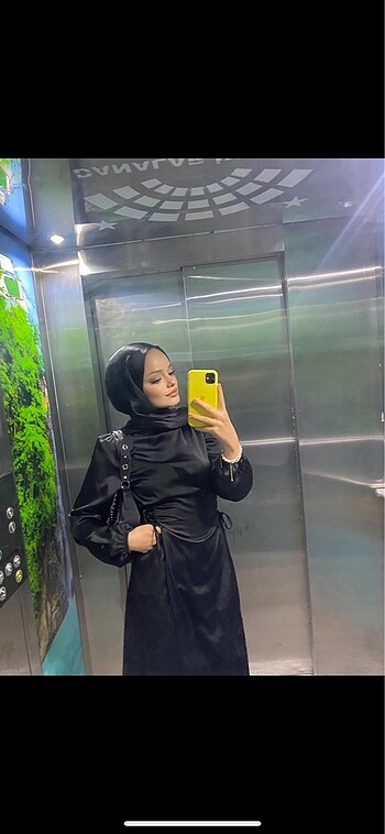 Siyah saten elbise