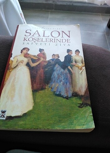 Salon köşelerinde. 