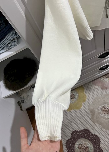 Zincir Detaylı Beyaz V Yaka Mini Hırka - Görsel 2