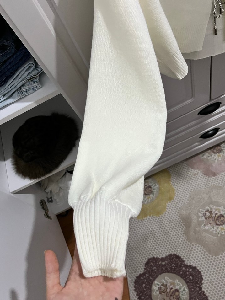 Zincir Detaylı Beyaz V Yaka Mini Hırka - Görsel 2