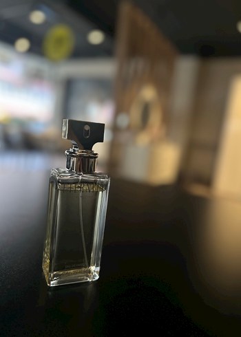 Calvin Klein Kadın Parfümü Şeffaf Cam Şişede