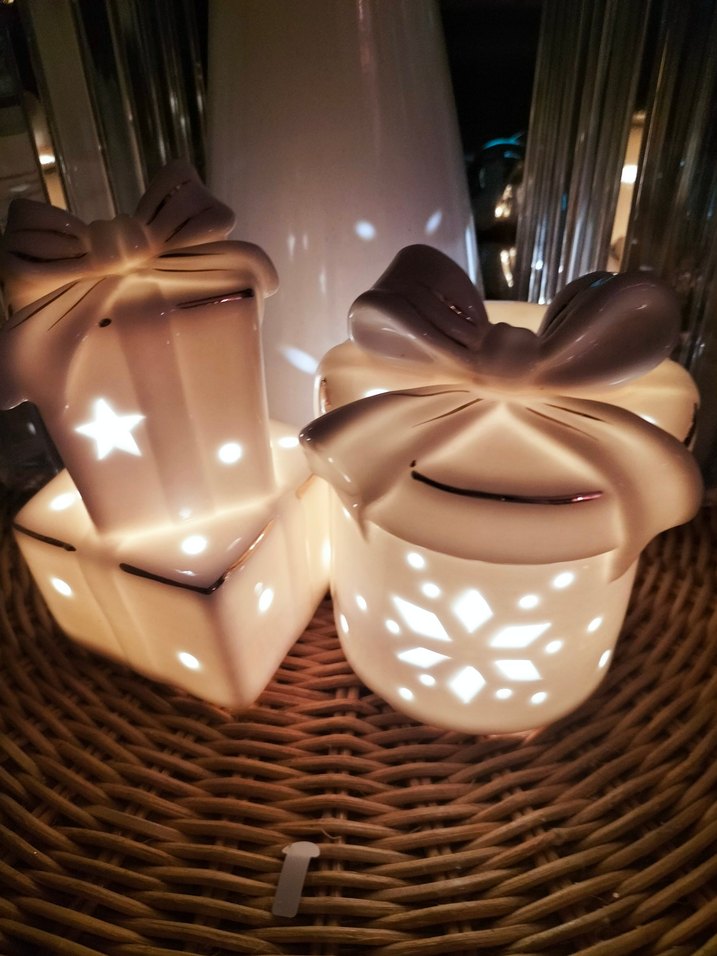 Fiyonk Detaylı Beyaz Seramik Mumluk - Görsel 2