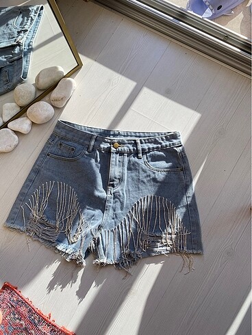 Taşlı Denim Şort