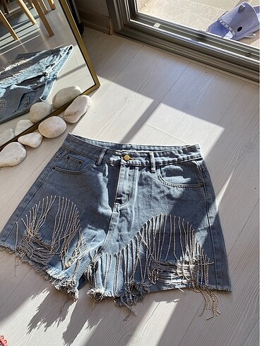 44 Beden Taşlı Denim Şort