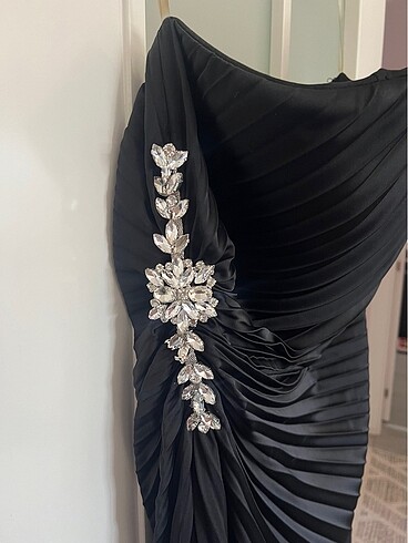 Carmen Siyah plisoley yanı taşlı yırtmaçlı uzun abiye elbise - Görsel 8
