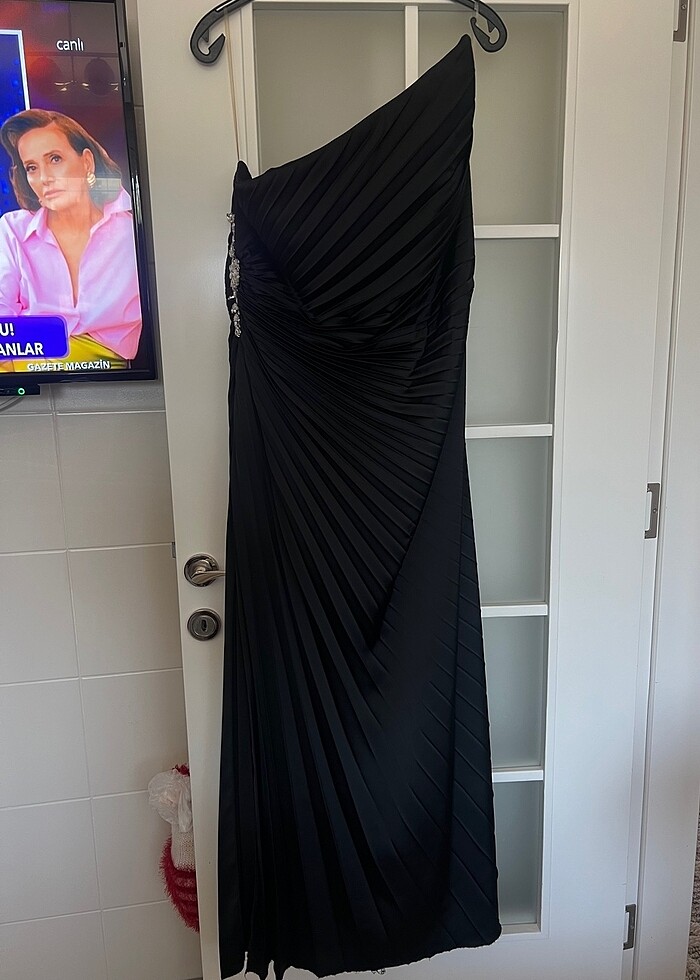Carmen Siyah plisoley yanı taşlı yırtmaçlı uzun abiye elbise - Görsel 3