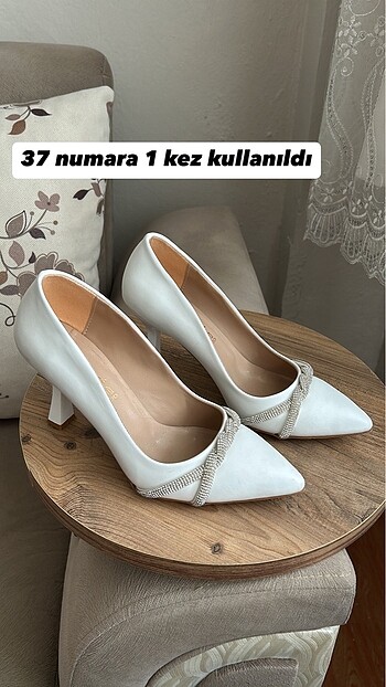 Beyaz topuklu ayakkabı