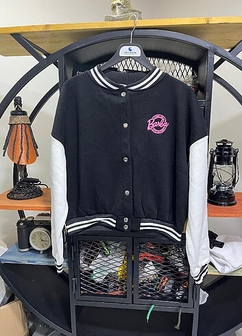 BARBIE NAKIŞ DETAYLİ KISA KOLEJ CEKETI 