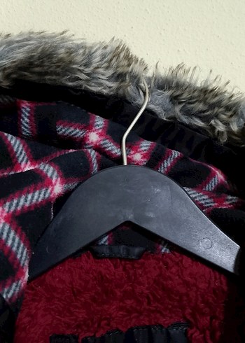 Siyah Erkek Çocuk Kürklü Kapüşonlu Mont - Görsel 6