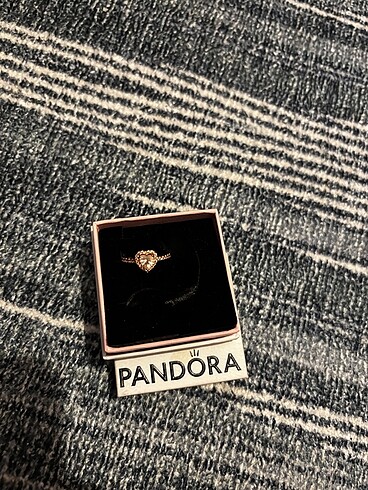 Pandora pembe kalpli yüzük