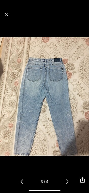 42 Beden Bershka yirtik detayli mom jean