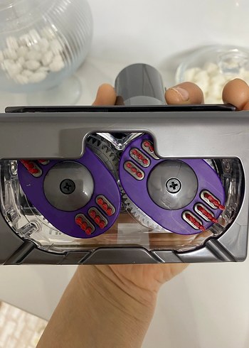 Kırmızı ve Gri Dyson Elektrikli Süpürge Başlığı - Görsel 4