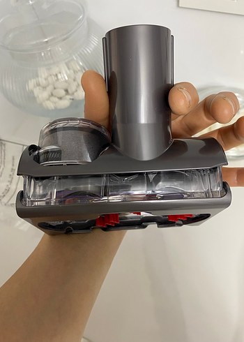 Kırmızı ve Gri Dyson Elektrikli Süpürge Başlığı - Görsel 3