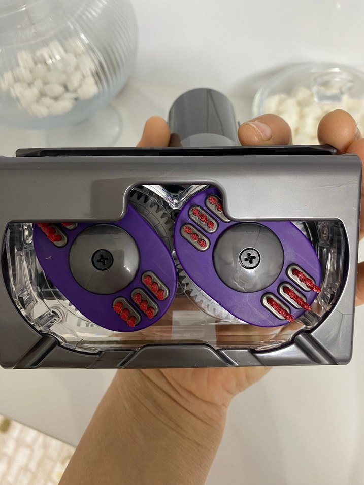 Kırmızı ve Gri Dyson Elektrikli Süpürge Başlığı - Görsel 4